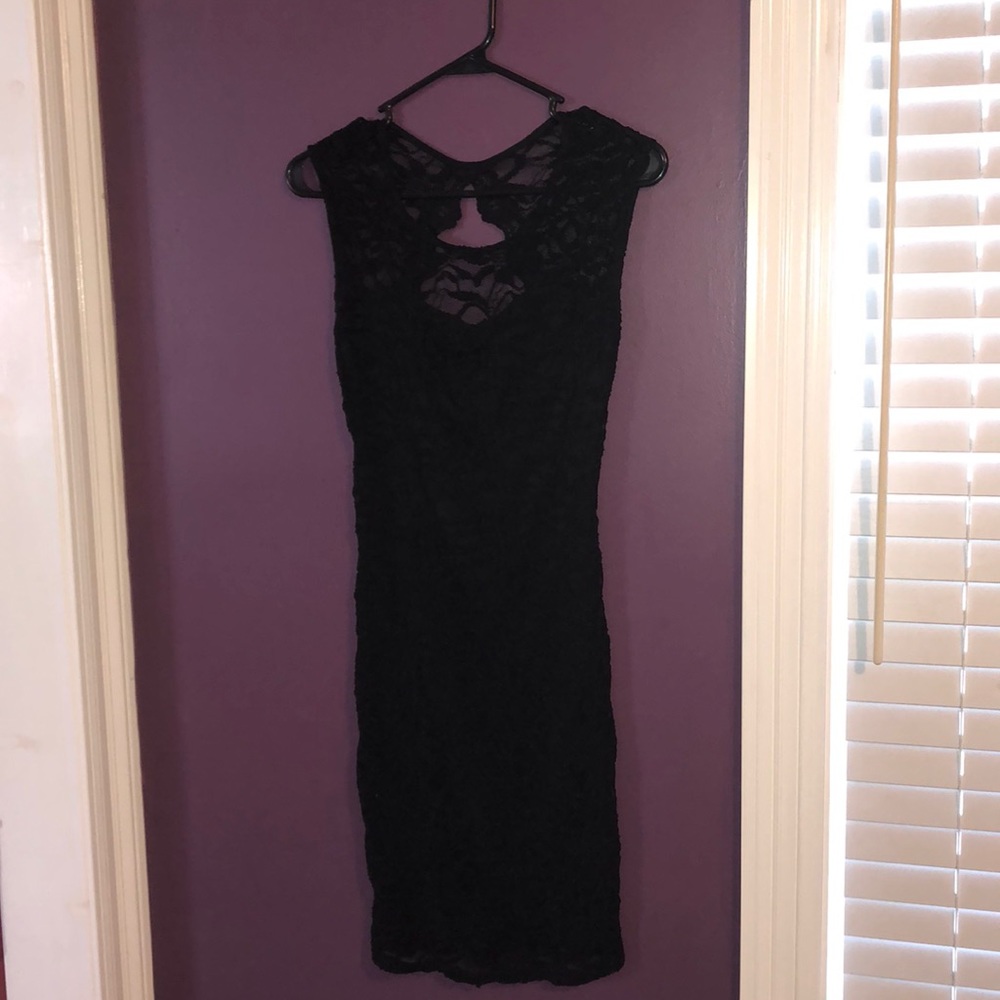 Keyhole back body-con black dress